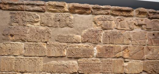 Таинственный розеттский камень На стеле три вида текстовых летописей